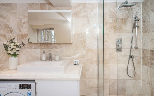 Spacious 3BR 2BA Flat in Central Soho