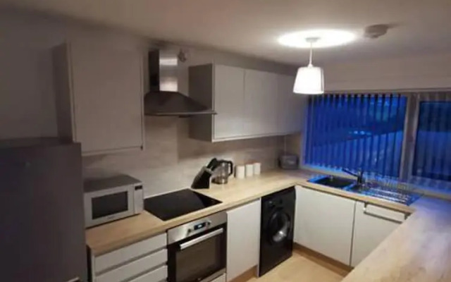 Charming 2-bed House in Swansea