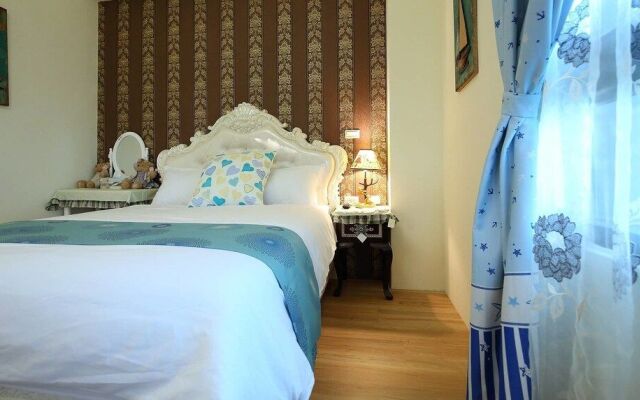 Textile Girl Romantic Homestay