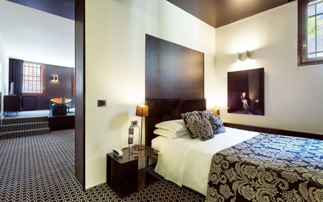 Charming House iQs