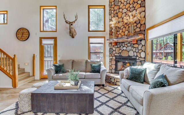Pet-friendly Cabin w/ Fire Pit in Pinetop!