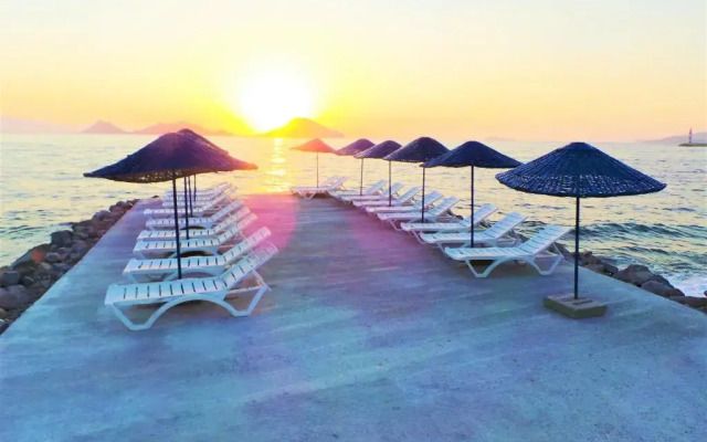 Sunset Mavi Apart