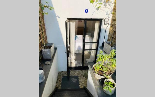 Modern, Quiet Garden Flat in Heart of Wimbledon
