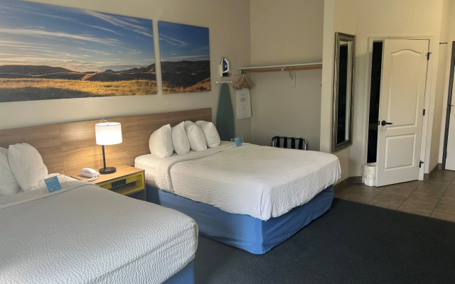 Days Inn & Suites by Wyndham Columbus NE