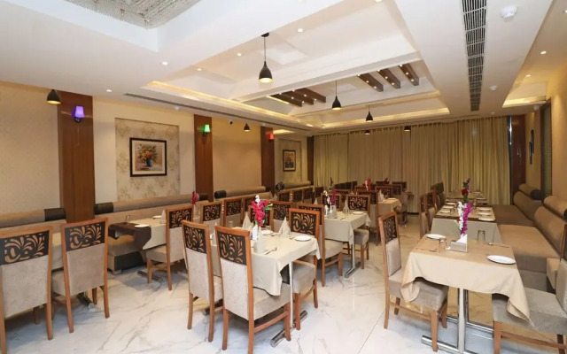 OYO 25076 Omang Hotel
