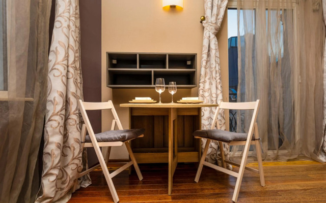 1BD Apartment with a Cute Balcony in Kapana