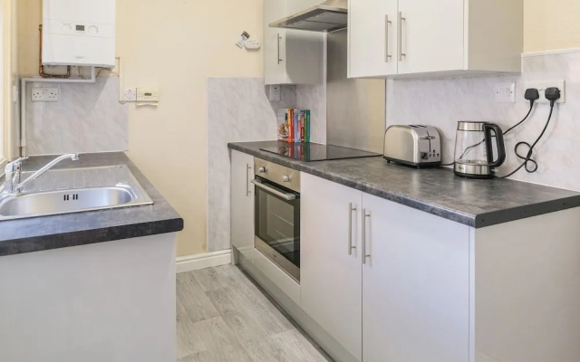 Lovely Large 2-bed House With 2 Reception Rooms
