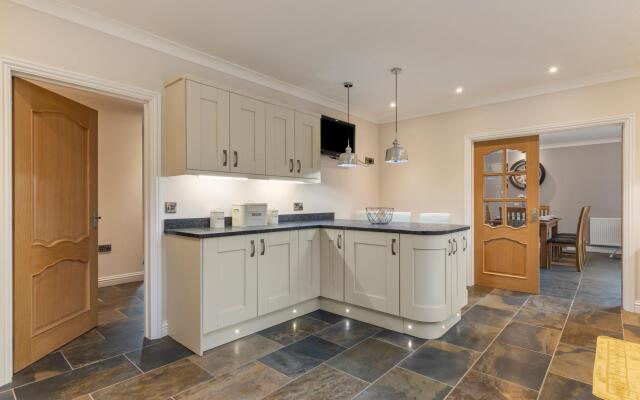 Maynor - Large Luxury House Log Burner Central Location