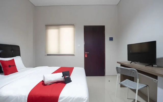 RedDoorz Plus near JIEXPO Kemayoran
