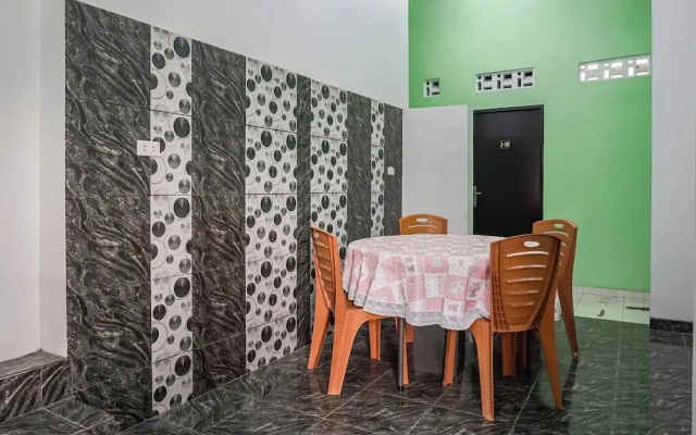 OYO 93695 Guest House Riharti Syariah