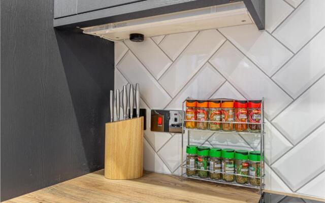 2 Bedroom House- Hereford City Centre with Parking