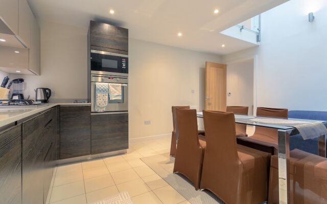2 Bed Townhouse in Shepherds Bush