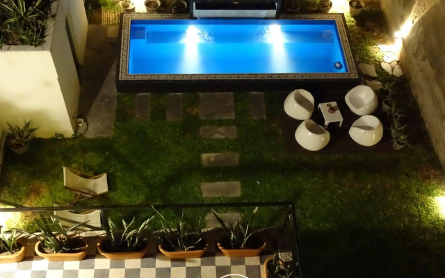 Sacha Mistol Art Hotel