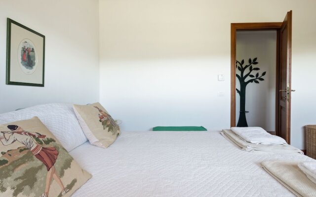 Waterfront Mansion in Rome near Lake