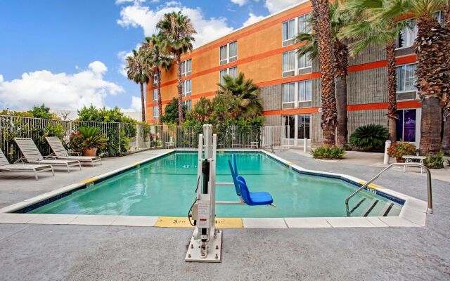 Best Western Plus Commerce Hotel