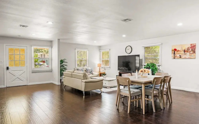 Spacious Retreat w Large Kitchen Outdoor Patio