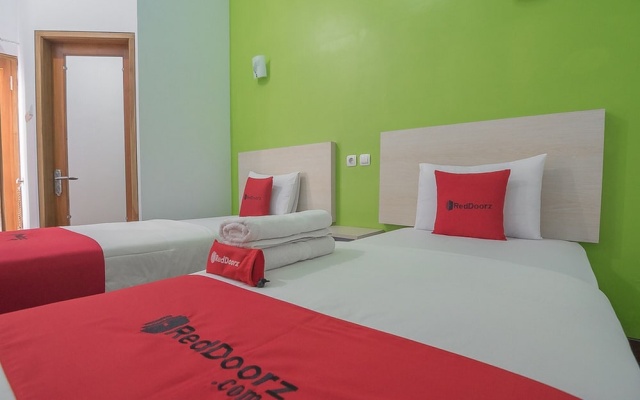 RedDoorz Plus near Alun Alun Kuningan – Guest Rooms – Kuningan