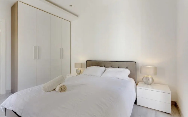Stylish 2BR Apart, Steps Away from the Beach