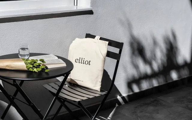 Elliot Petralona, Athens