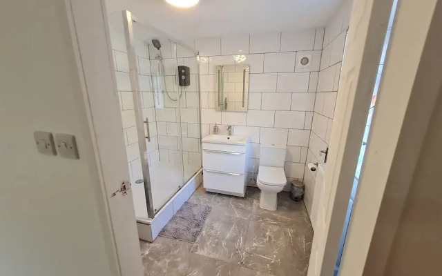 Central Guest Room - En-suite, Parking & Garden