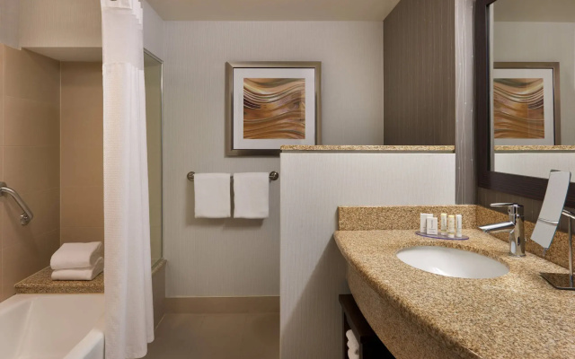 Courtyard by Marriott Kingston Highway 401/Division Street