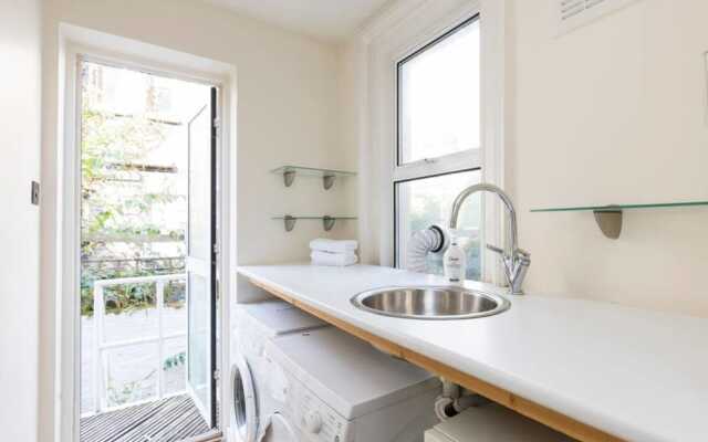 4 Bedroom Flat 4 min Walk From Hammersmith Tube