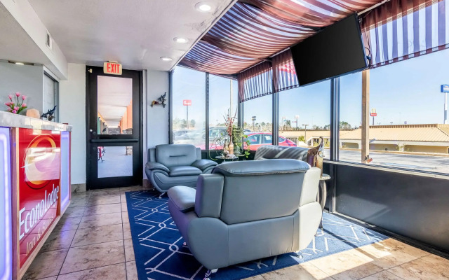 Econo Lodge Inn & Suites