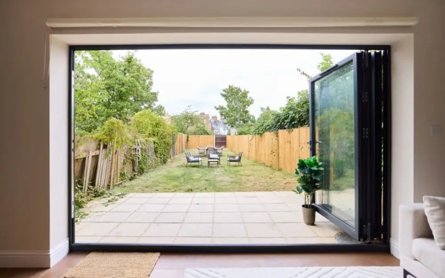 The Brondesbury Park - Sparkling 3bdr Flat With Garden