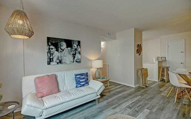 Cozy Isle 2 Bedroom Condo by RedAwning