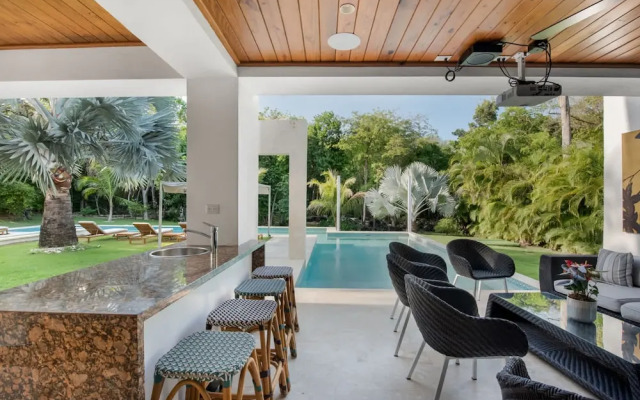 Modern Luxury 6 BR Tropical Retreat With Pool