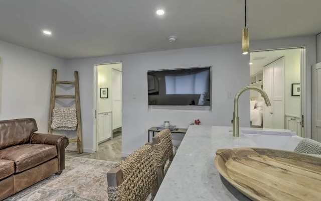 Aspen Condo w/ Mountain Views & Ski Access!