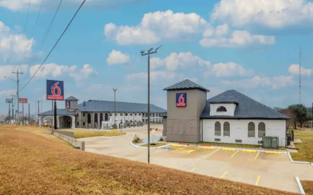Motel 6 Brenham, TX