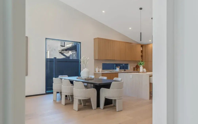 Noble Modern - Urban Sanctuary in Sherman Oaks With Poolside and Patio