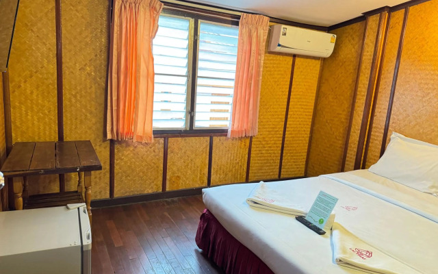 Collection O Khu Mueang near Tha Phae Gate (formerly Lai Thai Guesthouse)