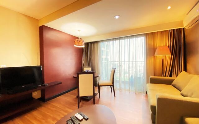 Fancy And Nice Studio At El Royale Apartment