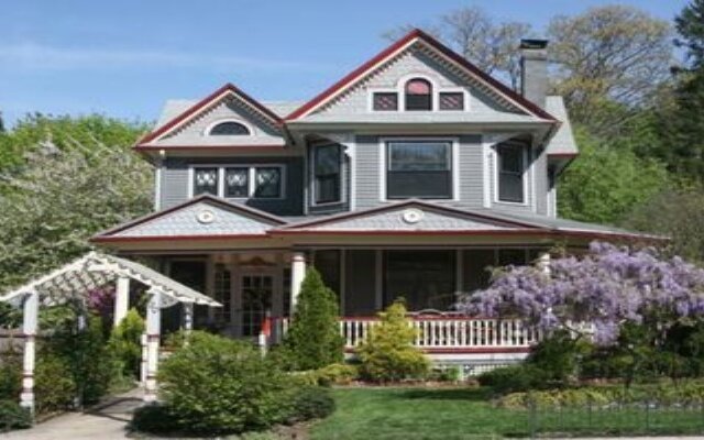 The Inn on Holly Bed and Breakfast