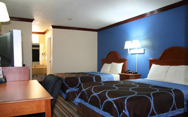 Super 8 by Wyndham San Marcos