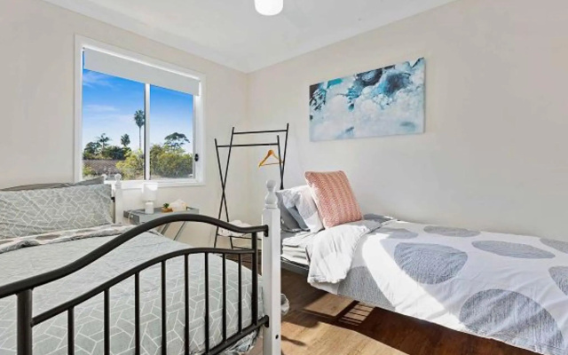 Pet Friendly Walk to the Water Park Shops and the Club – Guest Rooms – Sanctuary Point