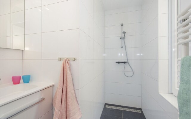 Comfortable Villa with Combi-Microwave in Green Surroundings