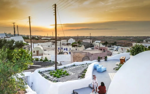 Finikia Oia Suites