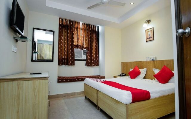 OYO Flagship 15411 pachim vihar metro station