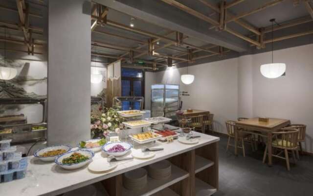Qianna Bianyuan Hotel