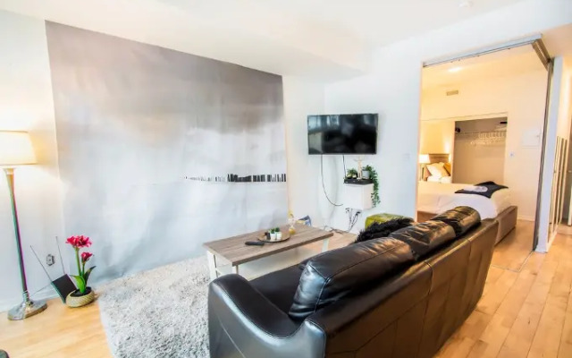 MiCasa Suites - Stylish Condo in Maple Leaf Square