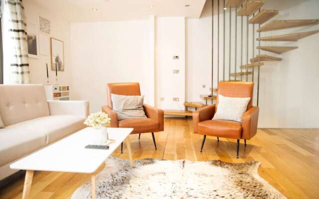 The Holborn Lights - Modern 3BDR Home with Rooftop Terrace & Garage