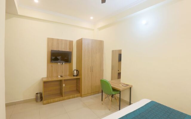 Hotel Lemon Suites & Banquet Noida Sector 62