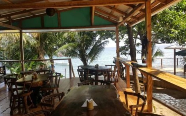 Las Palmeras Beachfront Hotel