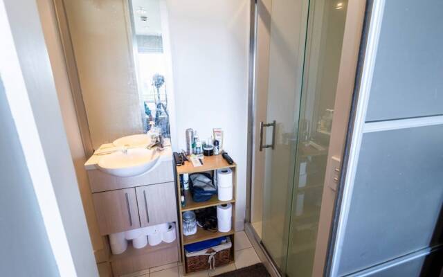 Sunny 2 Bedroom Flat in Grafton with City Views