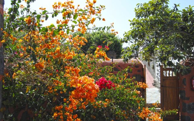 Casa Sombrero de Pico A by Isla Bonita