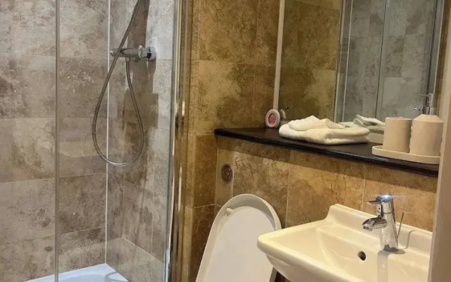 Apartmentsleeps5-city-tv-wifi-seaview