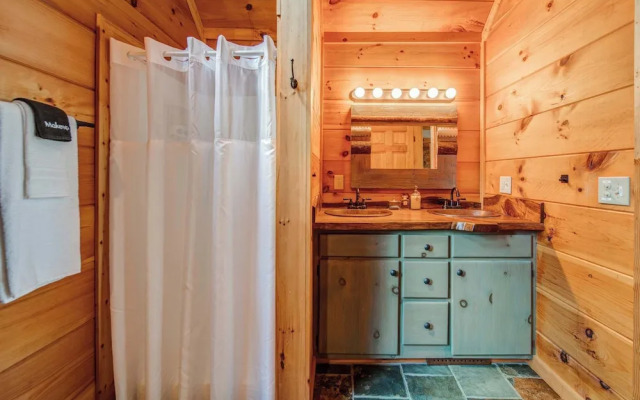 Gorgeous & Secluded 3 BDR Cabin in Mineral Bluff!